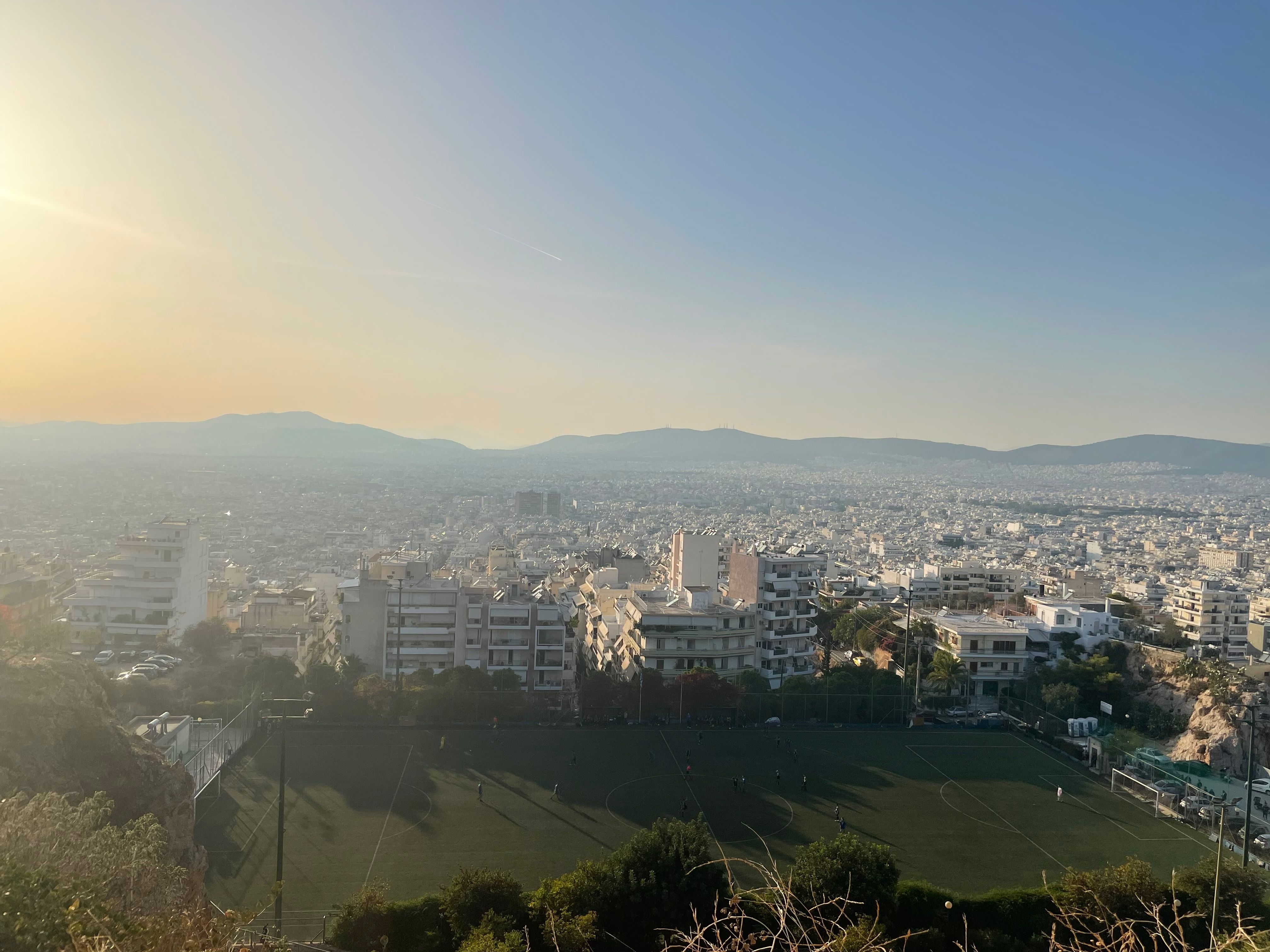 Πάνω από το γήπεδο στην Αλεπότρυπα και τον ήλιο να βελτιώνει κάπως τα πράγματα